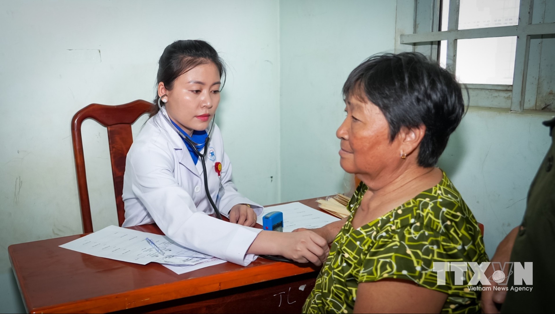 Công tác khám, chữa bệnh cho người dân tại Trung tâm Y tế xã Hảo Đước, tỉnh Tây Ninh. (Ảnh: Minh Phú/TTXVN)